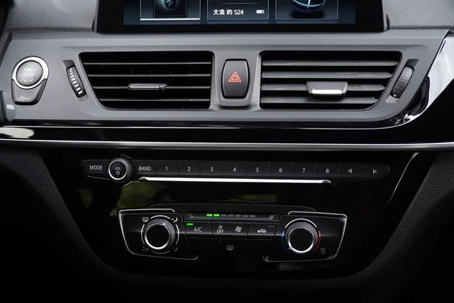 BMW 1 Series 2020 120i Style tendance intérieur photo 16 BMW 1 Series 2020 120i Style tendance intérieur photo 16