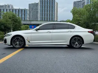 BMW 5 Series 2021 530Li Líder M Conjunto deportivo exterior foto 5 BMW 5 Series 2021 530Li Líder M Conjunto deportivo exterior foto 5