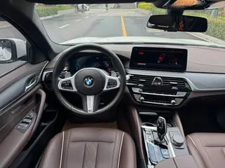 BMW 5 Series 2021 530Li Líder M Conjunto deportivo exterior foto 10 BMW 5 Series 2021 530Li Líder M Conjunto deportivo exterior foto 10
