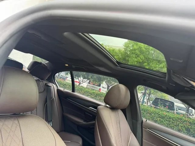 BMW 5 Series 2021 530Li Líder M Conjunto deportivo interior foto 11 BMW 5 Series 2021 530Li Líder M Conjunto deportivo interior foto 11