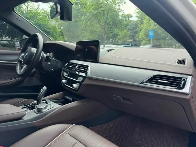 BMW 5 Series 2021 530Li Líder M Conjunto deportivo interior foto 12 BMW 5 Series 2021 530Li Líder M Conjunto deportivo interior foto 12
