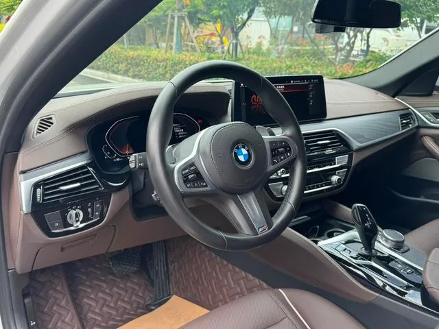 BMW 5 Series 2021 530Li Líder M Conjunto deportivo interior foto 15 BMW 5 Series 2021 530Li Líder M Conjunto deportivo interior foto 15