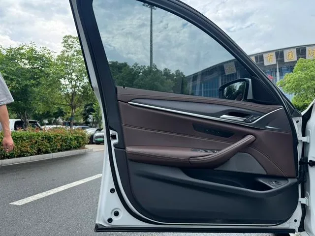 BMW 5 Series 2021 530Li Líder M Conjunto deportivo interior foto 16 BMW 5 Series 2021 530Li Líder M Conjunto deportivo interior foto 16