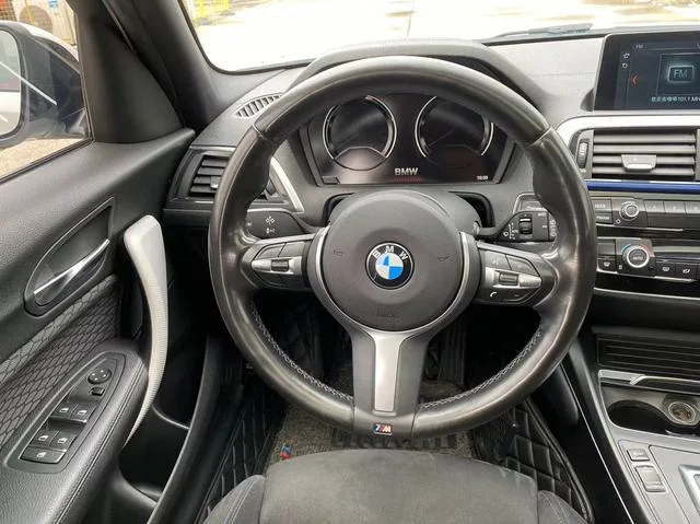 BMW 1 Series (Imported) 2018 120i M Sports suit interior photo 8 BMW 1 Series (Imported) 2018 120i M Sports suit interior photo 8