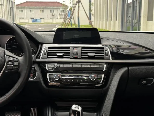 BMW 3 Series 2018 320Li Style tendance intérieur photo 13 BMW 3 Series 2018 320Li Style tendance intérieur photo 13