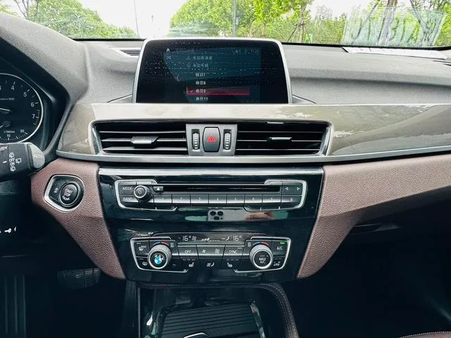 BMW X1 2018 xDrive20Li Premium Class interior photo 12 BMW X1 2018 xDrive20Li Premium Class interior photo 12
