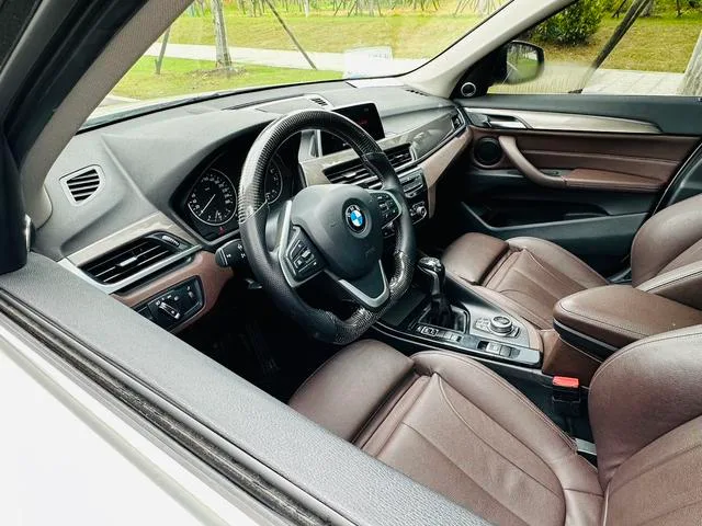 BMW X1 2018 xDrive20Li Premium Class interior photo 16 BMW X1 2018 xDrive20Li Premium Class interior photo 16