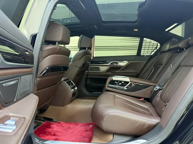 BMW 7 Series 2021 730Li M Conjunto deportivo interior foto 11 BMW 7 Series 2021 730Li M Conjunto deportivo interior foto 11