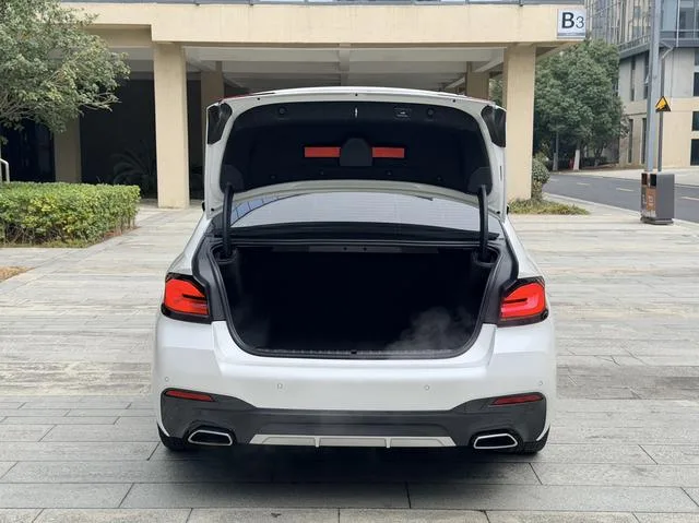 BMW 5 Series 2021 Restyling 530Li Leading Type M Sports suit interior photo 18 BMW 5 Series 2021 Restyling 530Li Leading Type M Sports suit interior photo 18