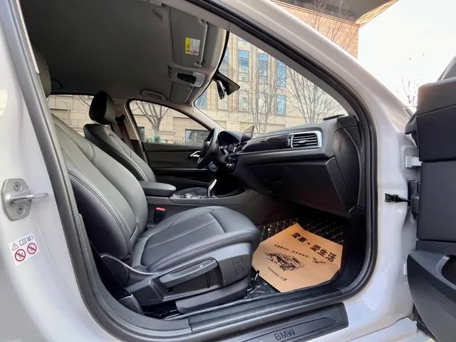 BMW 1 Series 2021 Restyling 120i M Sports version interior photo 12 BMW 1 Series 2021 Restyling 120i M Sports version interior photo 12