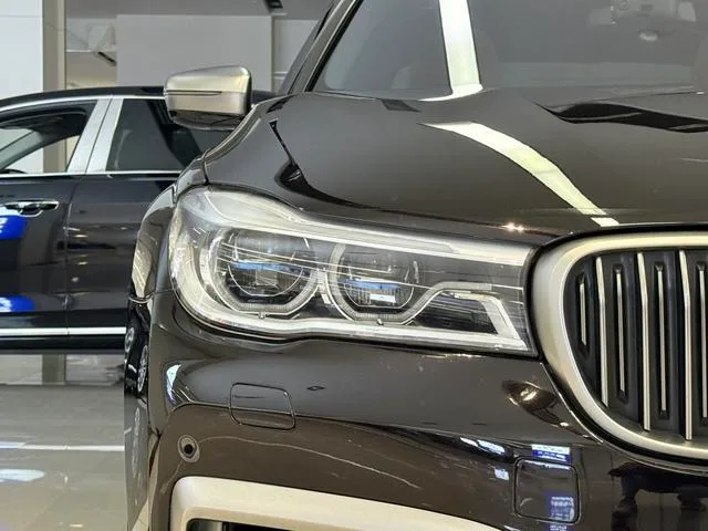 BMW 7 Series 2018 M760Li xDrive exterior photo 4 BMW 7 Series 2018 M760Li xDrive exterior photo 4