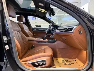BMW 7 Series 2018 M760Li xDrive exterior photo 8 BMW 7 Series 2018 M760Li xDrive exterior photo 8