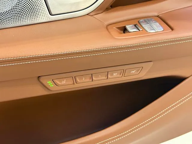 BMW 7 Series 2018 M760Li xDrive interior photo 13 BMW 7 Series 2018 M760Li xDrive interior photo 13