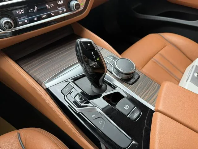 BMW 6 Series GT 2020 630i Set de diseño de lujo interior foto 11 BMW 6 Series GT 2020 630i Set de diseño de lujo interior foto 11