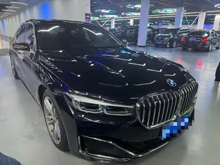 BMW 7 Series 2021 740Li Лидирующий M Спортивный костюм экстерьер фото 2 BMW 7 Series 2021 740Li Лидирующий M Спортивный костюм экстерьер фото 2