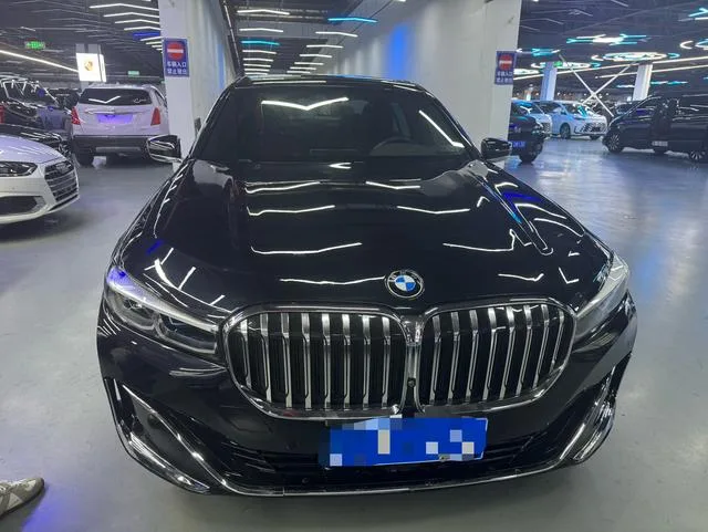BMW 7 Series 2021 740Li Лидирующий M Спортивный костюм экстерьер фото 3 BMW 7 Series 2021 740Li Лидирующий M Спортивный костюм экстерьер фото 3