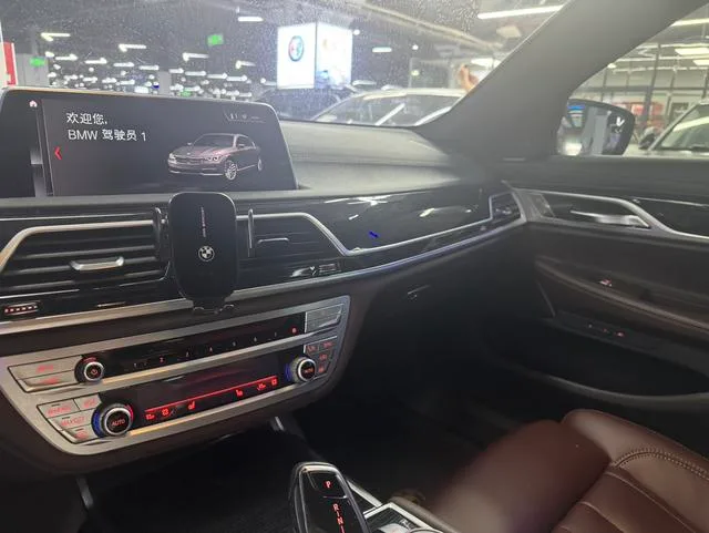 BMW 7 Series 2021 740Li Лидирующий M Спортивный костюм экстерьер фото 6 BMW 7 Series 2021 740Li Лидирующий M Спортивный костюм экстерьер фото 6