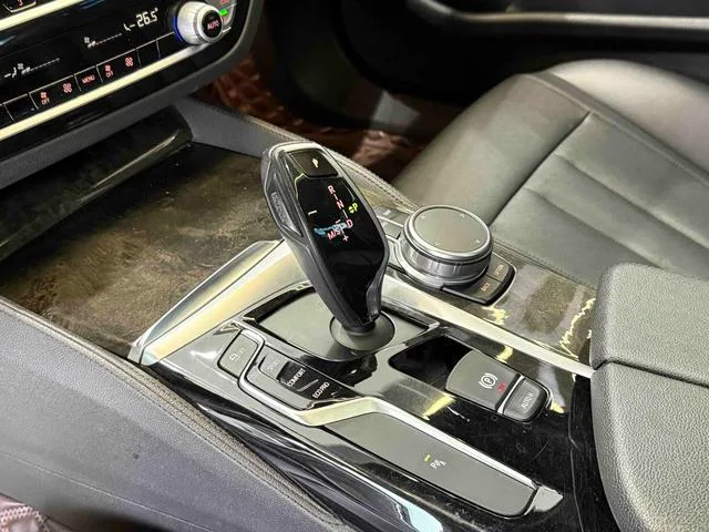 BMW 5 Series 2018 525Li M Sports suit interior photo 9 BMW 5 Series 2018 525Li M Sports suit interior photo 9