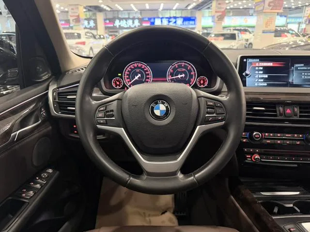 BMW X5 2017 xDrive35i Estilo elegante exterior foto 6 BMW X5 2017 xDrive35i Estilo elegante exterior foto 6