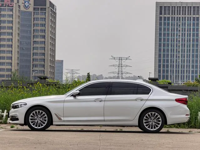 BMW 5 Series 2019 530Li Líder Traje de lujo exterior foto 4 BMW 5 Series 2019 530Li Líder Traje de lujo exterior foto 4