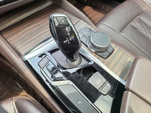 BMW 5 Series 2019 530Li Líder Traje de lujo interior foto 14 BMW 5 Series 2019 530Li Líder Traje de lujo interior foto 14