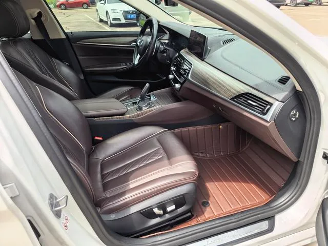 BMW 5 Series 2019 530Li Líder Traje de lujo interior foto 16 BMW 5 Series 2019 530Li Líder Traje de lujo interior foto 16