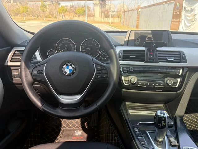 BMW 3 Series GT 2017 320i Style tendance intérieur photo 11 BMW 3 Series GT 2017 320i Style tendance intérieur photo 11