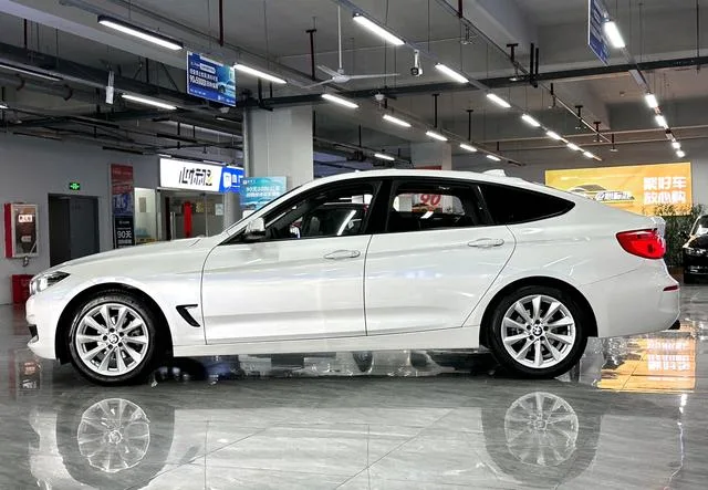 BMW 3 Series GT 2019 320i Fashionable exterior photo 6