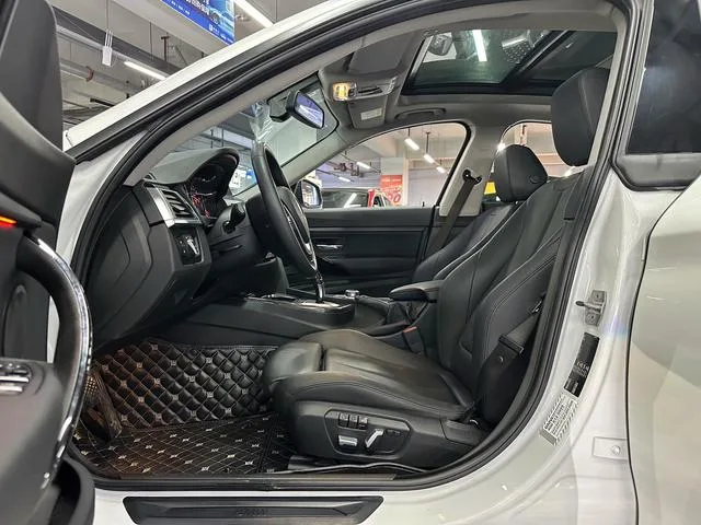 BMW 3 Series GT 2019 320i Fashionable interior photo 17