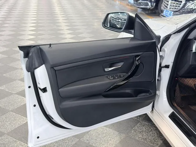 BMW 3 Series GT 2018 320i Модный тип экстерьер фото 10 BMW 3 Series GT 2018 320i Модный тип экстерьер фото 10