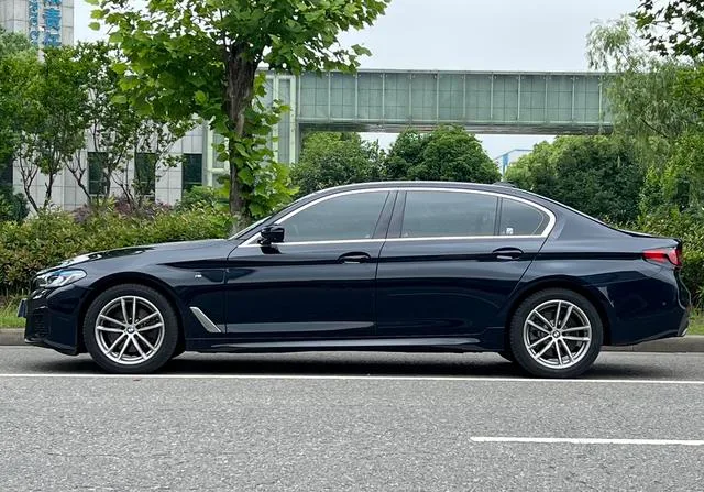 BMW 5 Series 2020 525Li M Sports suit exterior photo 5