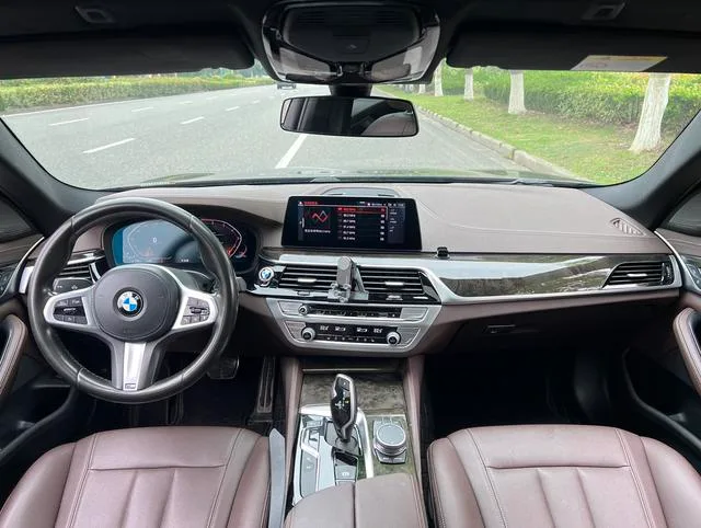 BMW 5 Series 2020 525Li M Sports suit interior photo 9