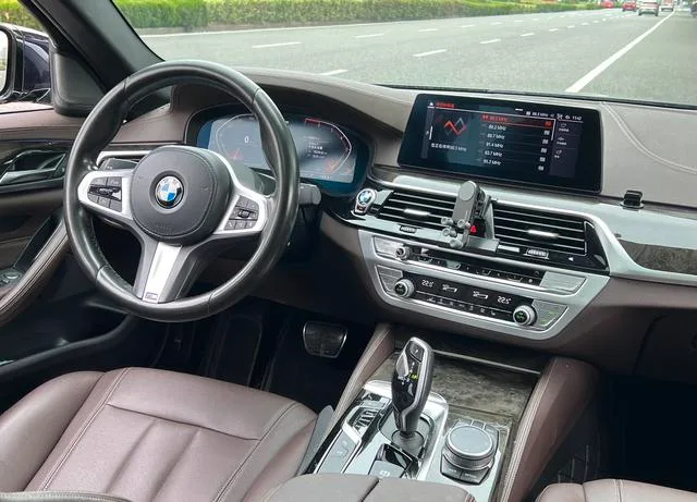 BMW 5 Series 2020 525Li M Sports suit interior photo 10