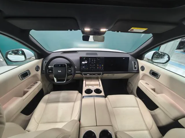 Li Auto L9 2025 Ultra Smart Rejuvenation New Edition interior photo 14 Li Auto L9 2025 Ultra Smart Rejuvenation New Edition interior photo 14