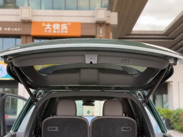 Li Auto L8 2023 Pro Версия интерьер фото 12 Li Auto L8 2023 Pro Версия интерьер фото 12