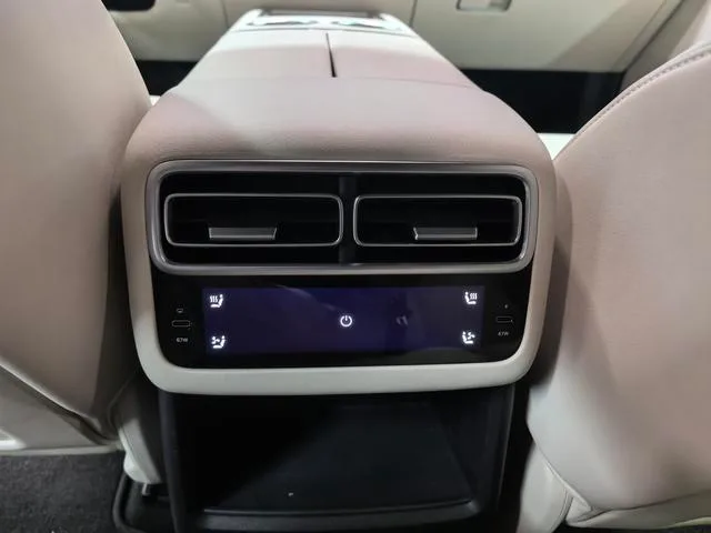 Li Auto L6 2025 Pro Smart Rejuvenation New Edition interior photo 13 Li Auto L6 2025 Pro Smart Rejuvenation New Edition interior photo 13