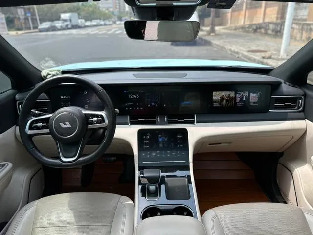 Li Auto ONE 2021 extended range 6 Seat plate interior photo 6