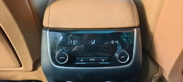 Li Auto ONE 2020 extended range 6 Seat plate interior photo 19 Li Auto ONE 2020 extended range 6 Seat plate interior photo 19