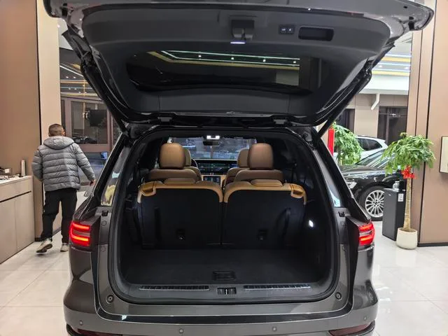 Li Auto ONE 2021 extended range 6 Seat plate interior photo 11