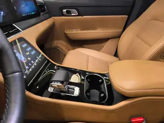 Li Auto ONE 2021 extended range 6 Seat plate interior photo 16