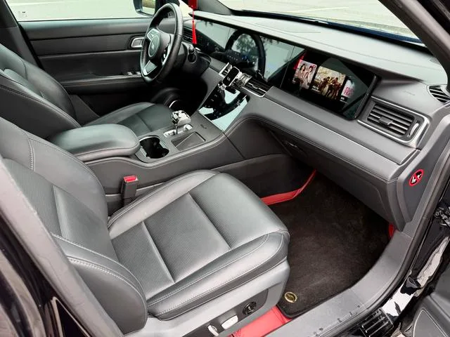 Li Auto ONE 2021 extended range 6 Seat plate interior photo 9 Li Auto ONE 2021 extended range 6 Seat plate interior photo 9