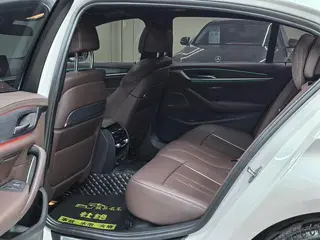 BMW 5 Series 2022 530Li Tipo de lujo M Conjunto deportivo interior foto 11