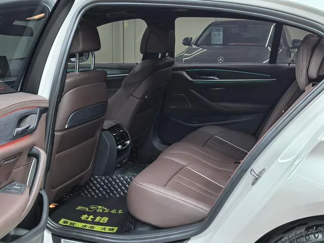BMW 5 Series 2022 530Li Tipo de lujo M Conjunto deportivo interior foto 11