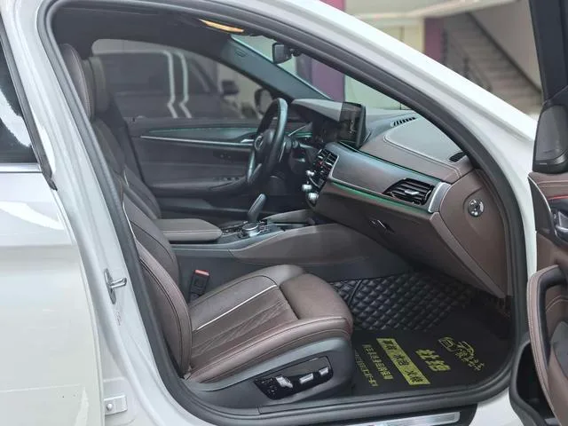 BMW 5 Series 2022 530Li Tipo de lujo M Conjunto deportivo interior foto 12