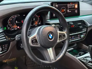 BMW 5 Series 2022 530Li Tipo de lujo M Conjunto deportivo interior foto 14