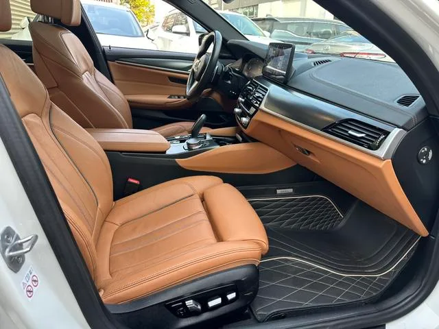 BMW 5 Series 2022 Segundo cambio 530i Edición de moda M Conjunto deportivo interior foto 10 BMW 5 Series 2022 Segundo cambio 530i Edición de moda M Conjunto deportivo interior foto 10