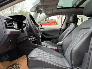 Volkswagen Sagitar 2023 300TSI DSG Versión más allá interior foto 9