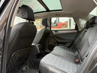 Volkswagen Sagitar 2023 300TSI DSG Versión más allá interior foto 10