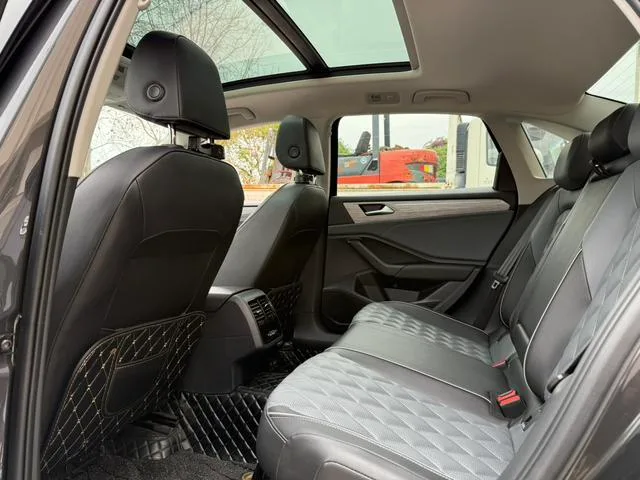 Volkswagen Sagitar 2023 300TSI DSG Versión más allá interior foto 10