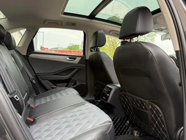 Volkswagen Sagitar 2023 300TSI DSG Versión más allá interior foto 11